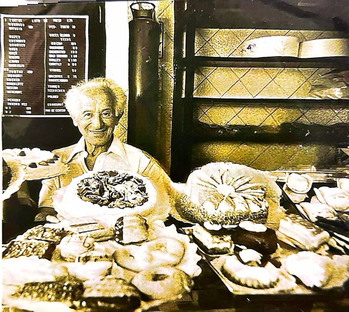 Kurt Deichmann atrás do balcão, entre tortas e doces