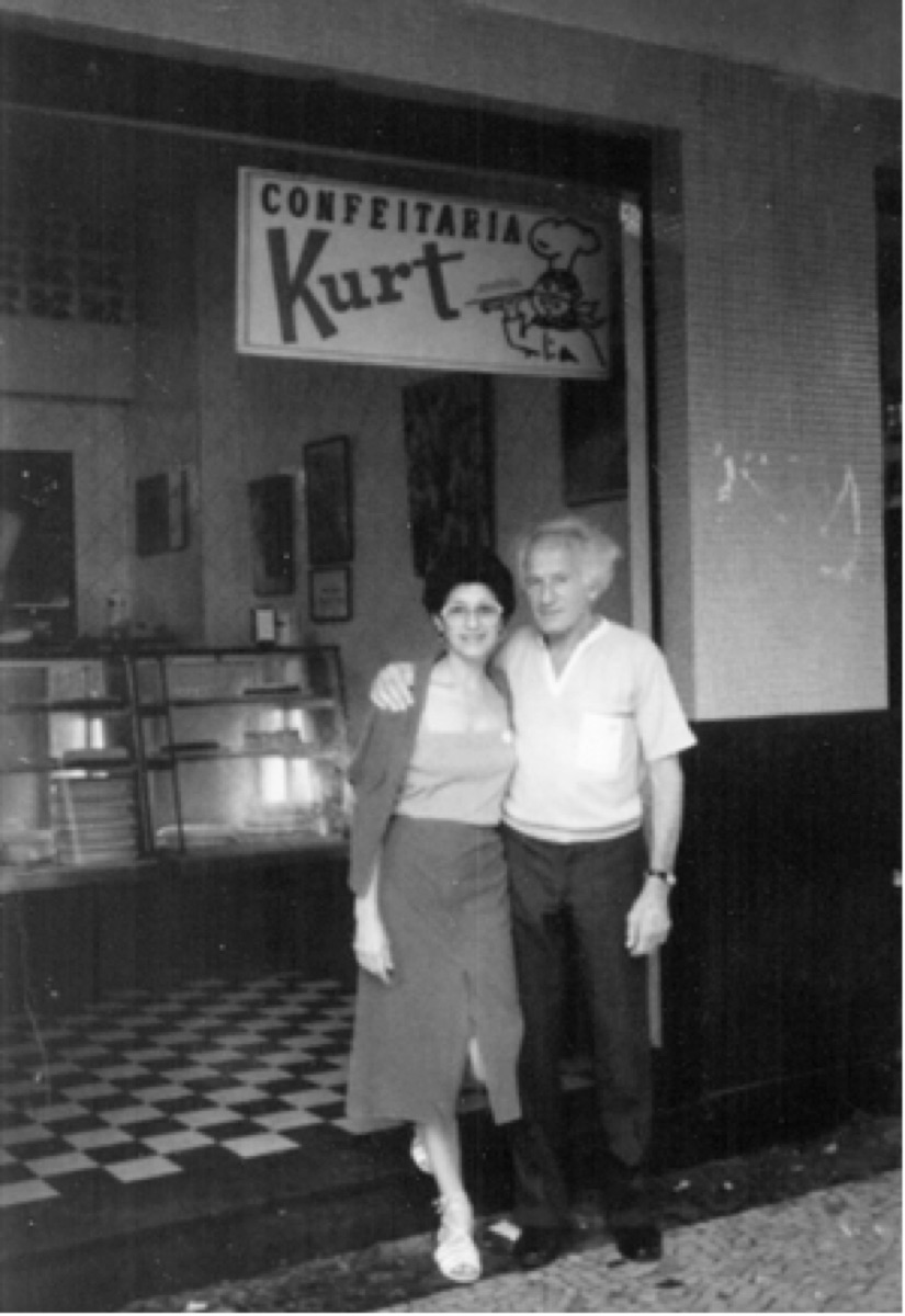 Kurt na porta da Confeitaria Kurt