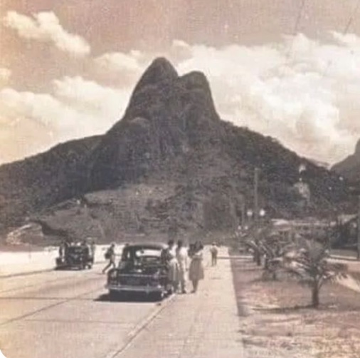 Foto antiga do Leblon, com o Morro Dois Irmãos ao fundo