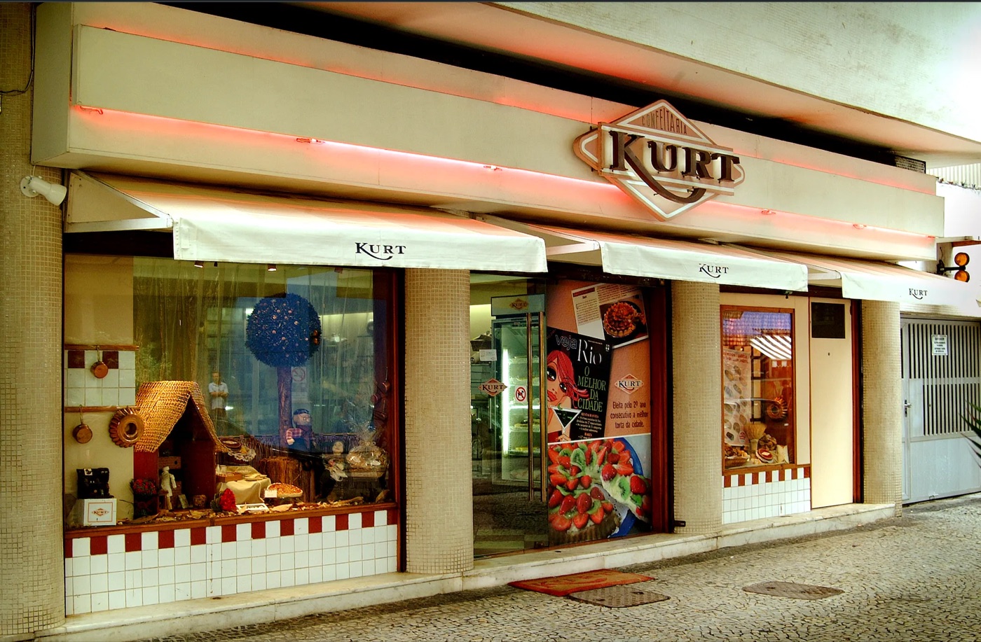 Fachada da Confeitaria Kurt na Rua General Urquiza, com toldos brancos e o letreiro Kurt