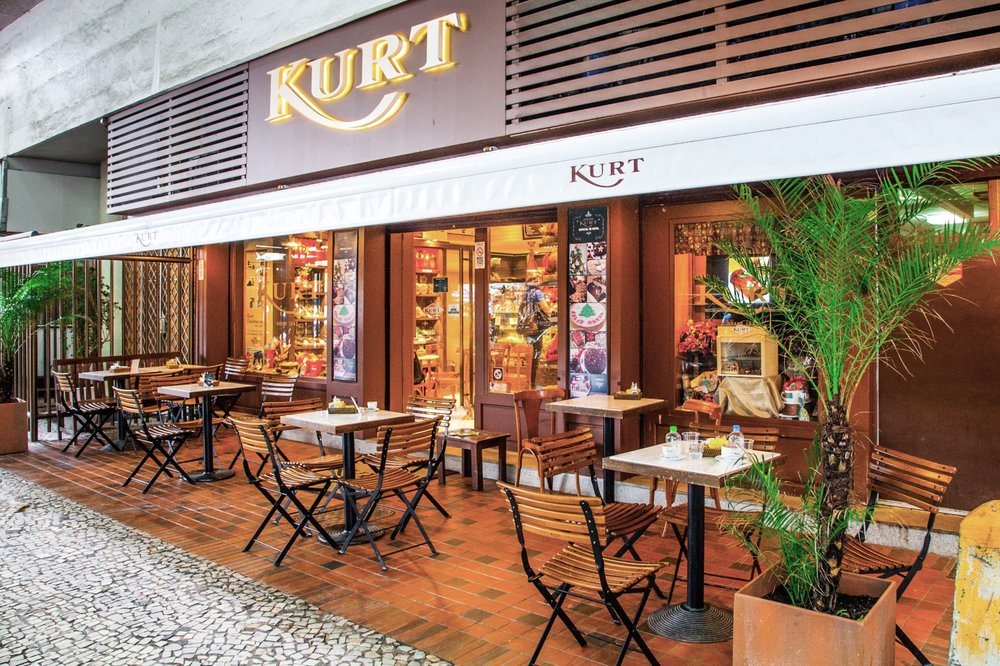 Fachada da Confeitaria Kurt com mesas na calçada, Rua General Urquiza